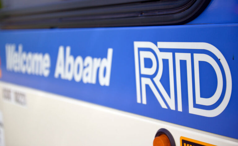 RTD Denver Considera Cobro de Estacionamiento en Park-n-Ride Ante Déficit Presupuestario