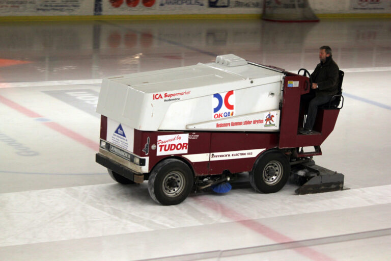 Accidente Fatal con Zamboni Causa Cierre Temporal de Pista de Hielo en Fort Collins