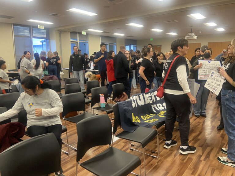 Empleados exigen restitución de puestos en el Distrito Escolar del Valle de Pájaro; Salinas recorta 14 puestos del programa de justicia restaurativa
