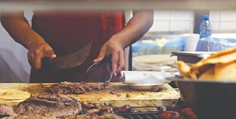 Monterey enfrenta incremento de taqueros sin permiso; podrían confiscar equipos