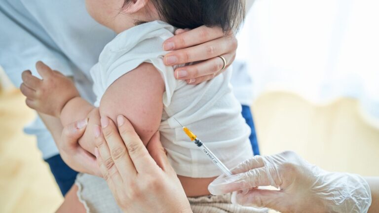 Vacunas Infantiles: Pediatras de Nevada Alerta sobre la Desinformación y su Impacto