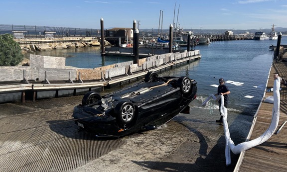 Auto a toda velocidad se hunde en rampa de botes de Monterey