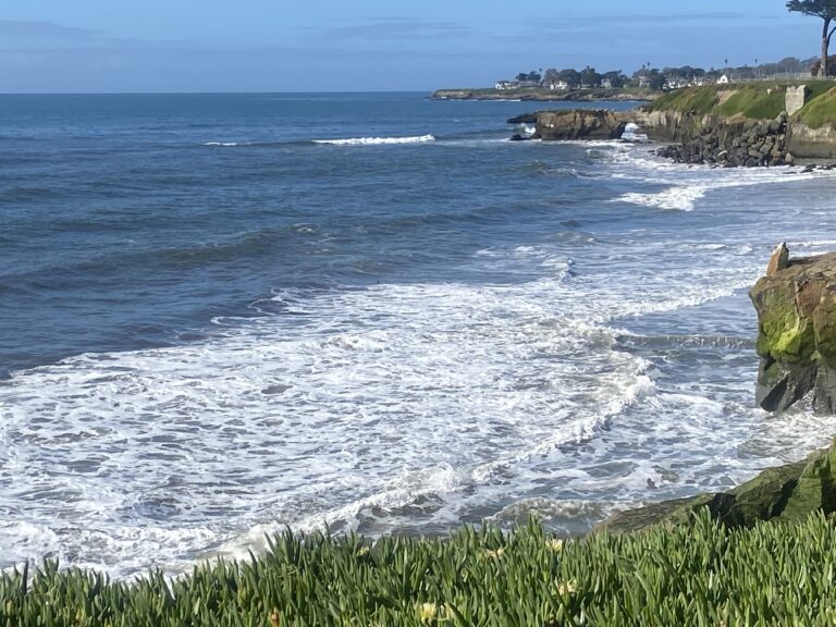 Alertan por alto oleaje en Monterey y Santa Cruz; rescates recientes encienden las alarmas