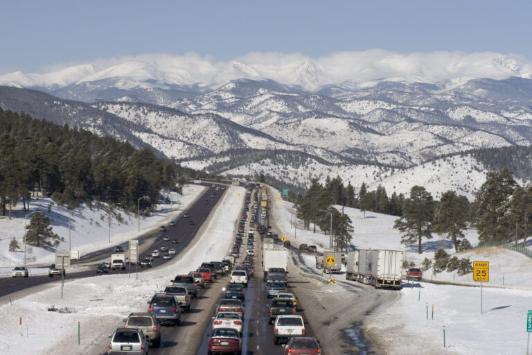 Nieve Artificial: La Estrategia de los Resorts de Colorado para Asegurar la Temporada de Esquí