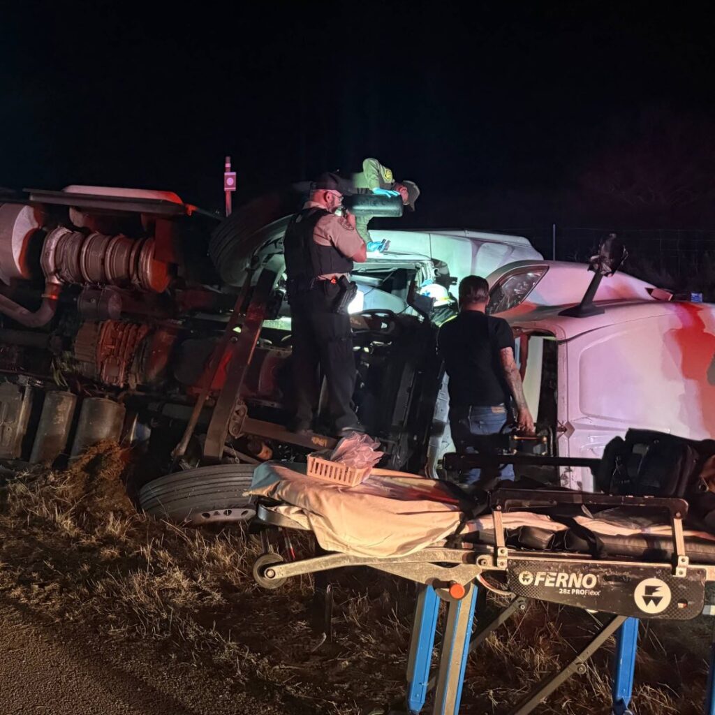 Patrulla Fronteriza de Kingsville Brinda Asistencia en Accidente Grave en la Carretera 77