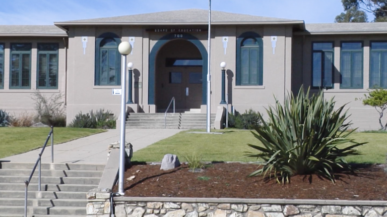 Crisis financiera golpea a distrito escolar en California: recortes y despidos en puerta