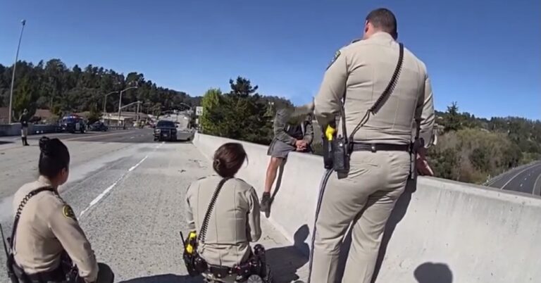 Rescatan a hombre que amenazaba con lanzarse desde puente en San Miguel Canyon Road, California