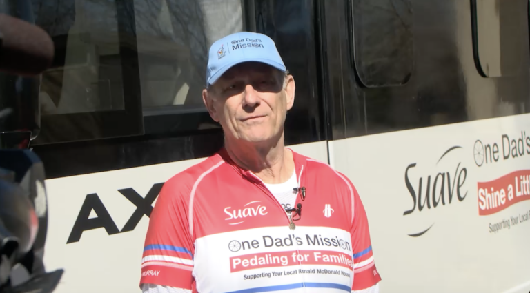 Un padre recorre 5,900 millas en bicicleta para honrar a la Ronald McDonald House