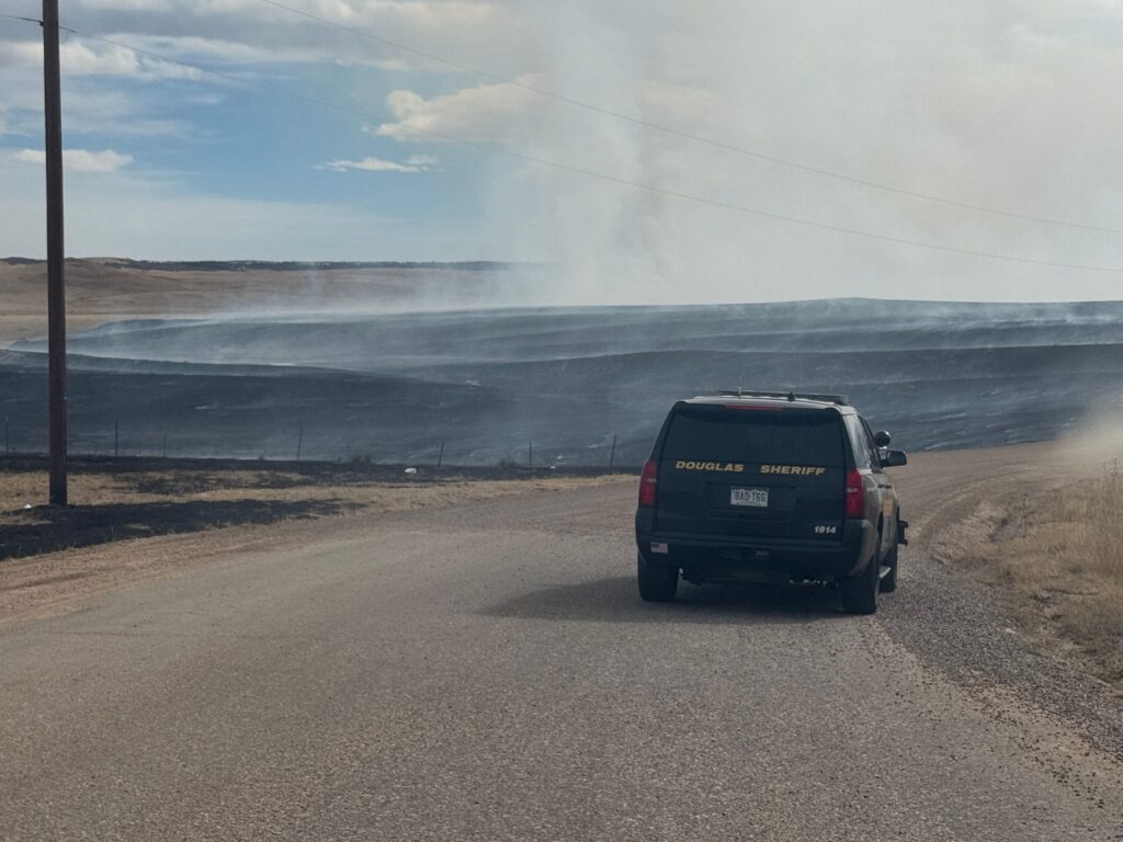 Incendio en Condado Douglas: 500 Acres Consumidos y Evacuaciones Completadas
