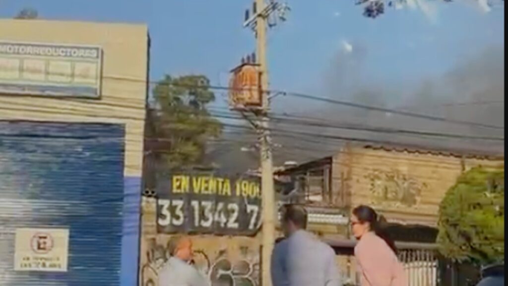 Incendio en Bodega en La Aurora, Guadalajara: Últimos Detalles y VIDEO