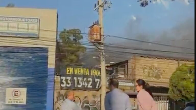 Incendio en Bodega en La Aurora, Guadalajara: Últimos Detalles y VIDEO