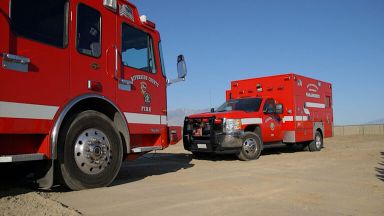 Incendio en Desert Hot Springs desplaza a 12 personas y moviliza a los bomberos