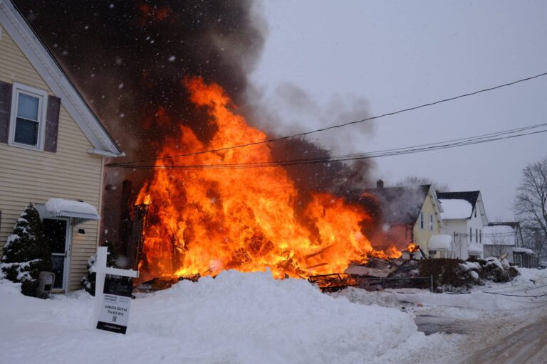 Explosión de gas en Taunton deja a madre e hija heridas