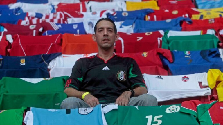 Descubre la Asombrosa Colección de 243 Camisetas del Mundial de Fútbol