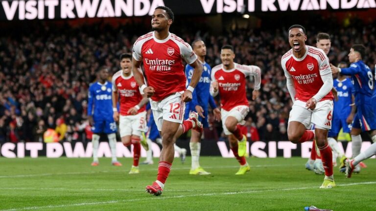 El Arsenal supera al Chelsea y sigue líder en la Premier League