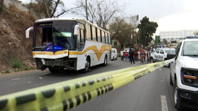 Trágico accidente en Tlaquepaque: hombre muere prensado por camión tras bajar de su camioneta