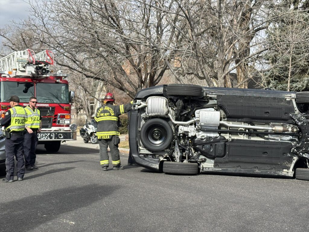 Accidente en Grand Junction: Vehículo Volcado en Hill Avenue Deja al Conductor Bajo Evaluación Médica