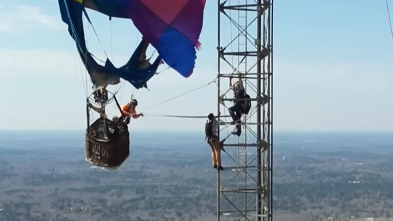 Impactante incidente: globo aerostático queda atrapado en torre telefónica a 280 metros de altura