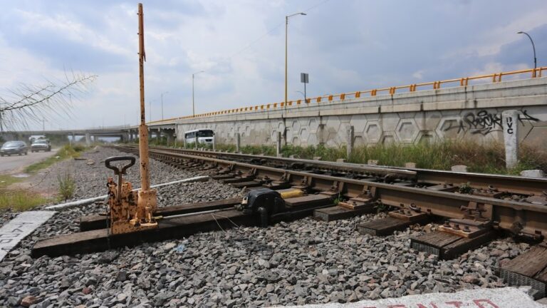Accidente en Colonia Nathahi: Tren Impacta a Camión de Pasajeros en Celaya