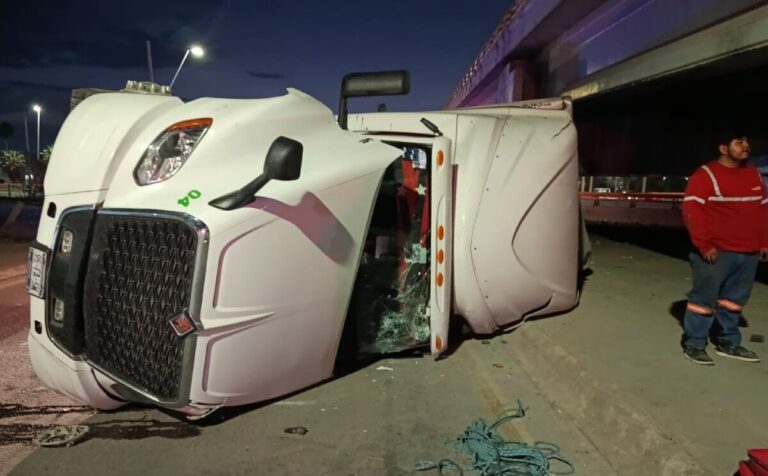 Accidente de Tráiler: 19 Toneladas de Mármol Volcadas en el Nudo Vial Torreón-Matamoros