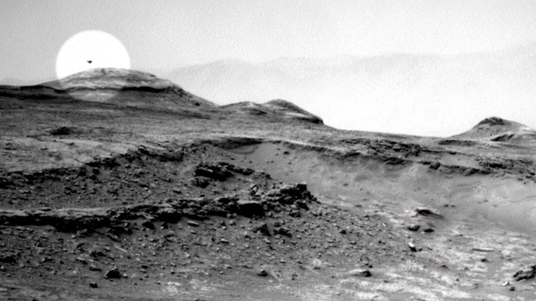 Imagen de Curiosity en Marte desata debate en redes por supuesto objeto en el cielo