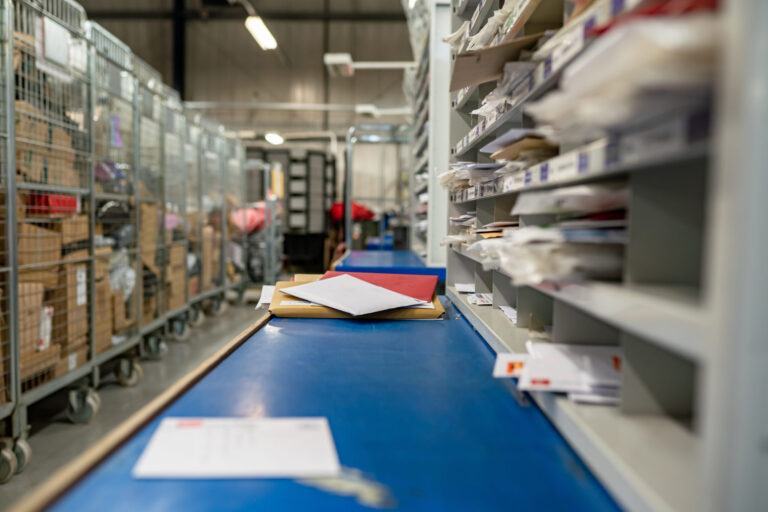 Suspensión de empleada postal en Vermont por desechar cartas y paquetes
