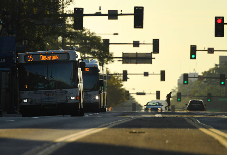 Revitalización del Corredor de Colfax Avenue: Aurora Recibe Casi 40 Solicitudes para la Nueva Junta de Desarrollo
