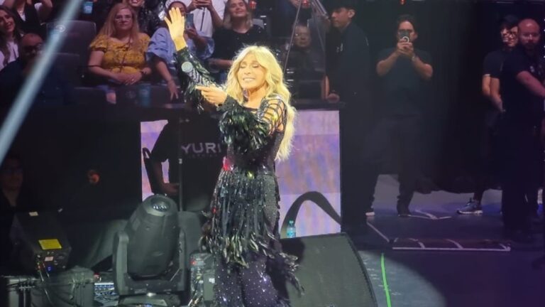 Yuri Rinde Tributo a María Julia con un Emotivo Mensaje en su Concierto de Monterrey