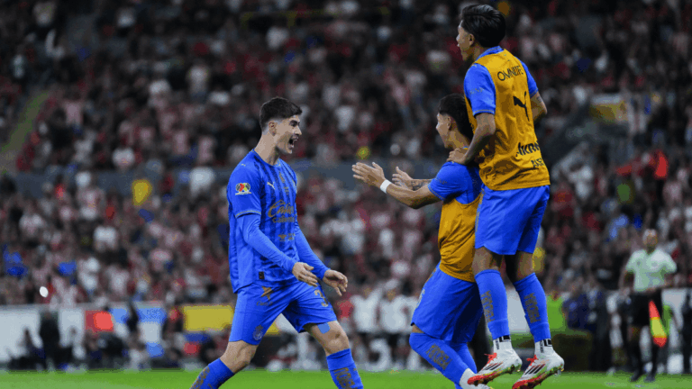 Armando González brilla en el Clásico Tapatío: la ‘Hormiga’ anota y lidera contra Atlas