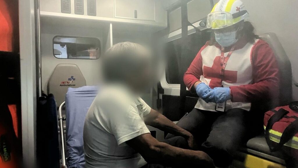 Accidente vehicular en Saltillo: Adulto mayor cae de camioneta al abrir la puerta sin cinturón de seguridad