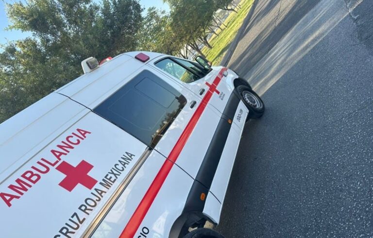 Motociclista en Gómez Palacio Sufre Grave Accidente al Derrapar y Caer en un Barranco