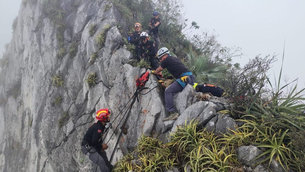 Rescate de Personas Atrapadas en Las Mitras y la Huasteca: Operativos en Marcha