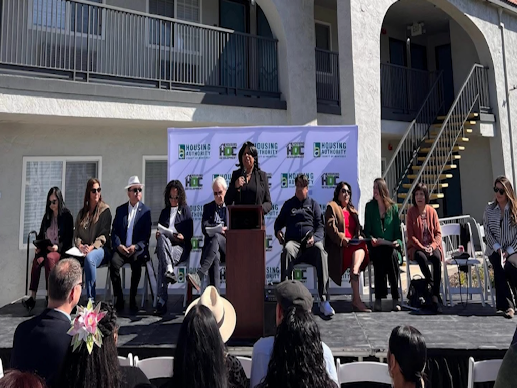 Salinas abre nuevo complejo de viviendas de transición Fairview para apoyar a familias en riesgo de quedarse sin hogar