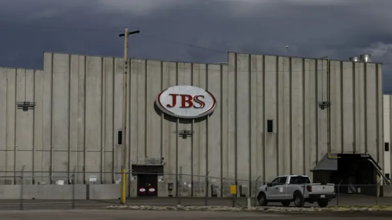 Trabajadores de JBS en Greeley Autorizan Huelga Tras Ocho Meses de Negociaciones Laborales