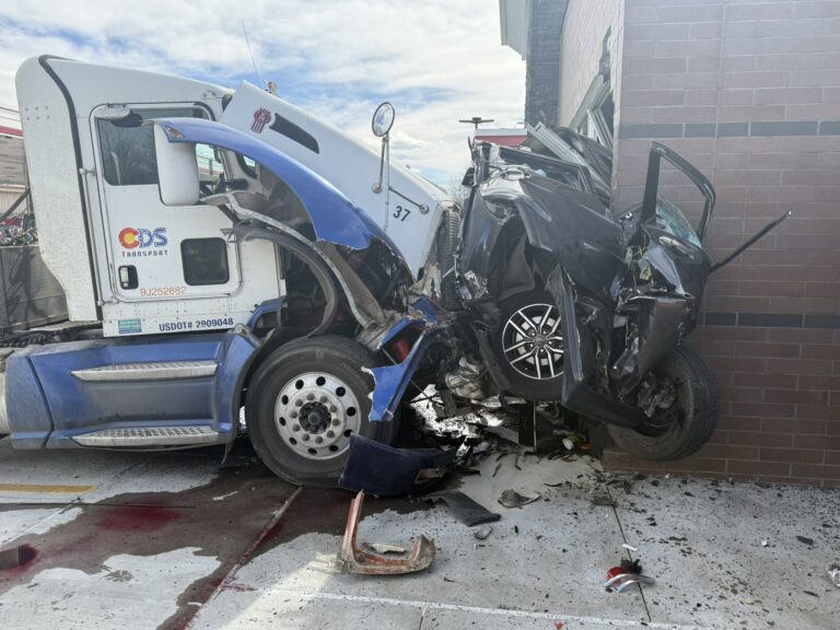 Camión Aplasta Vehículo en Gasolinera QuikTrip de Littleton, Colorado