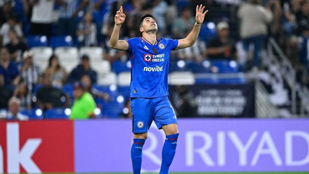 Cruz Azul Triunfa sobre Rayados en la Ida de los Octavos de Final gracias a la Expulsión de Mele