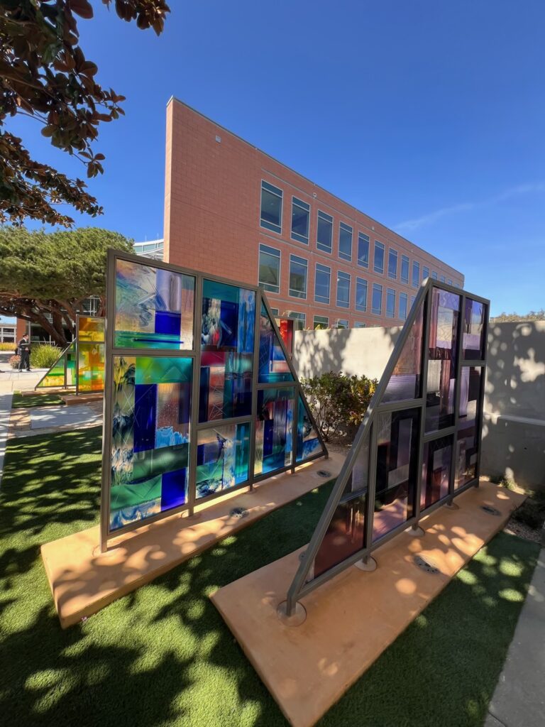 Inauguran jardín y monumento en memoria de víctimas del COVID-19 en el condado de Monterey