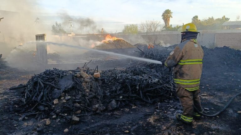 Incendio en recicladora de Gómez Palacio causado por fuertes vientos