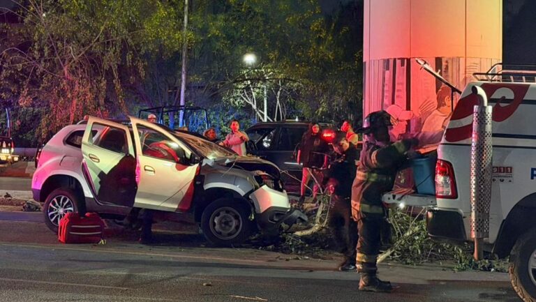 Accidente en Monterrey: Conductora Prensada Tras Chocar con Columna del Metro
