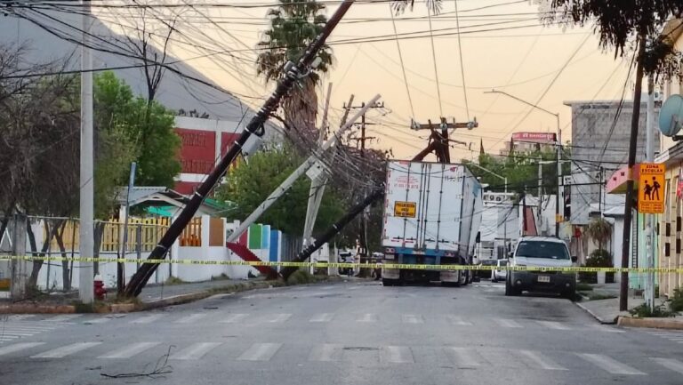Monterrey: Tráiler provoca corte de luz y suspensión de clases en tres escuelas