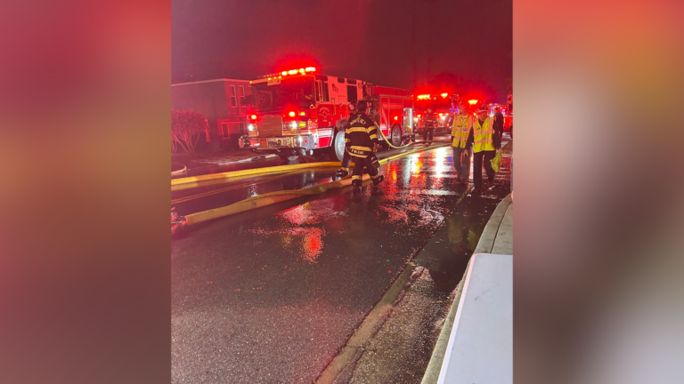 Incendio en complejo residencial deja un muerto y decenas de desplazados