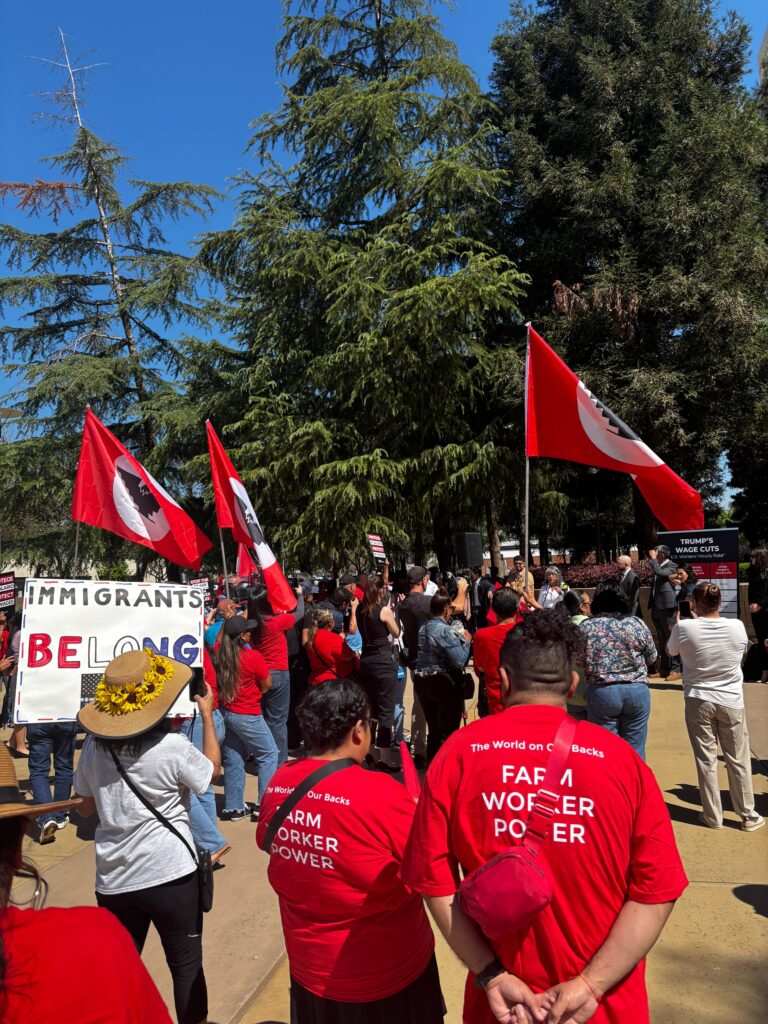 Trabajadores agrícolas protestan en Fresno contra recortes salariales