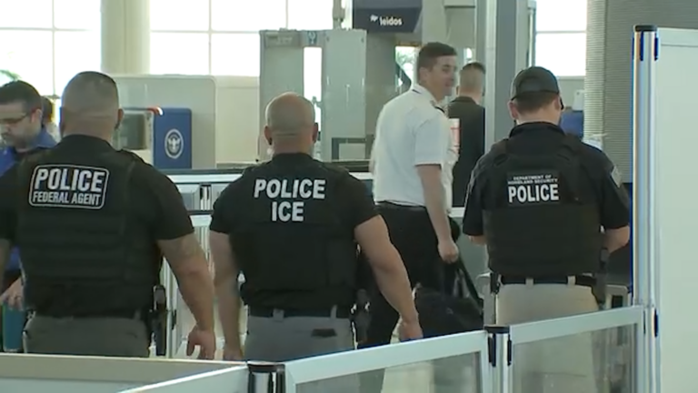 Despliegan agentes de inmigración en aeropuertos por crisis durante cierre de gobierno