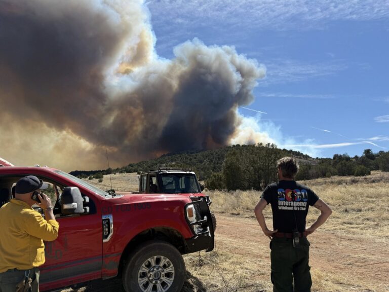 Incendio ’24 Fire’ en Colorado ya afecta 7,385 acres y continúa sin control