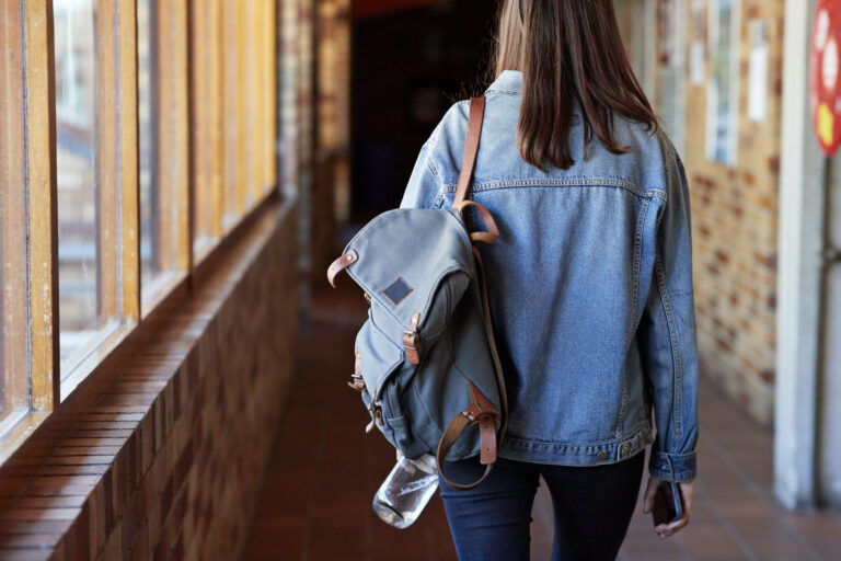 Kansas Elimina Matrícula Estatal para Estudiantes Inmigrantes entre Controversia Legislativa