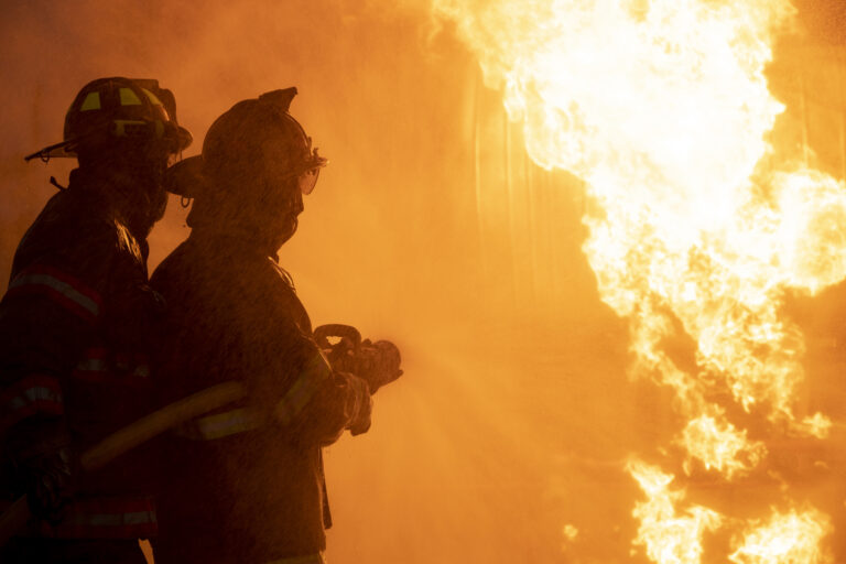 Incendio en Clearwater: Bomberos de Kansas Rescatan a Dos Heridos en Dramático Rescate