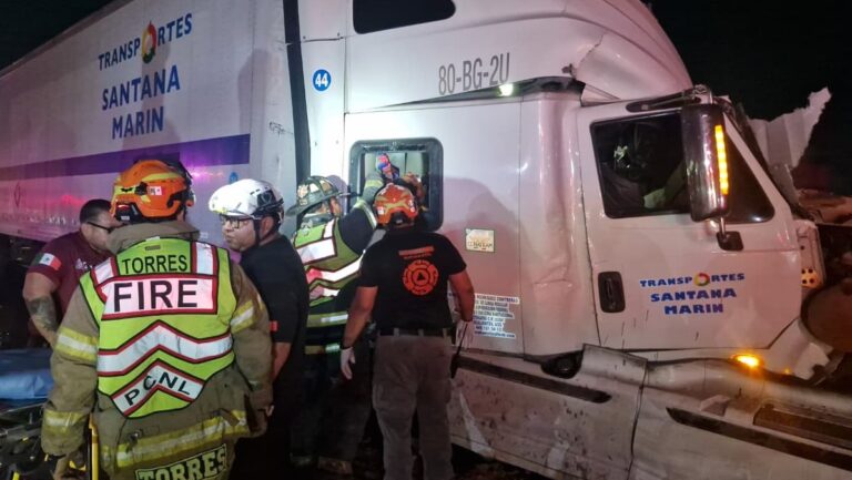 Impactante Choque de Tráileres en Libramiento Noroeste deja un Herido en Santa Catarina