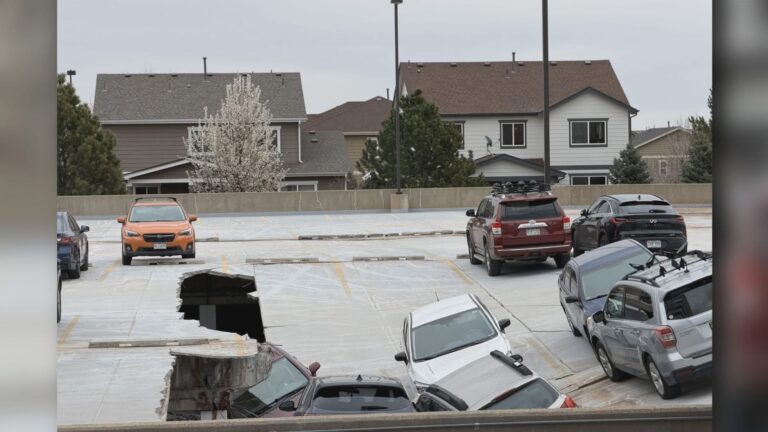 Estacionamiento de Denver colapsado: Vehículos atrapados y cierre prolongado