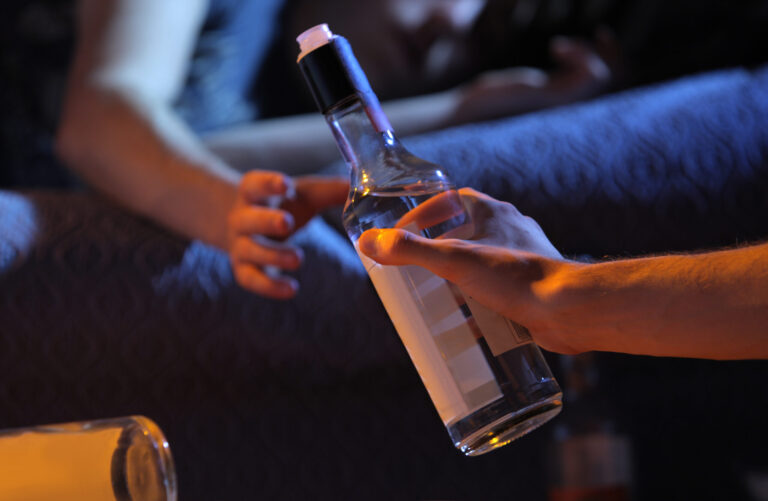 Arrestan a sospechoso por comprar alcohol a menores en operativo en Monterey
