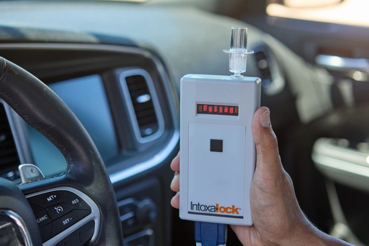 Colorado Refuerza la Seguridad Vial con Dispositivos Interlock para Primeros Infractores de DUI